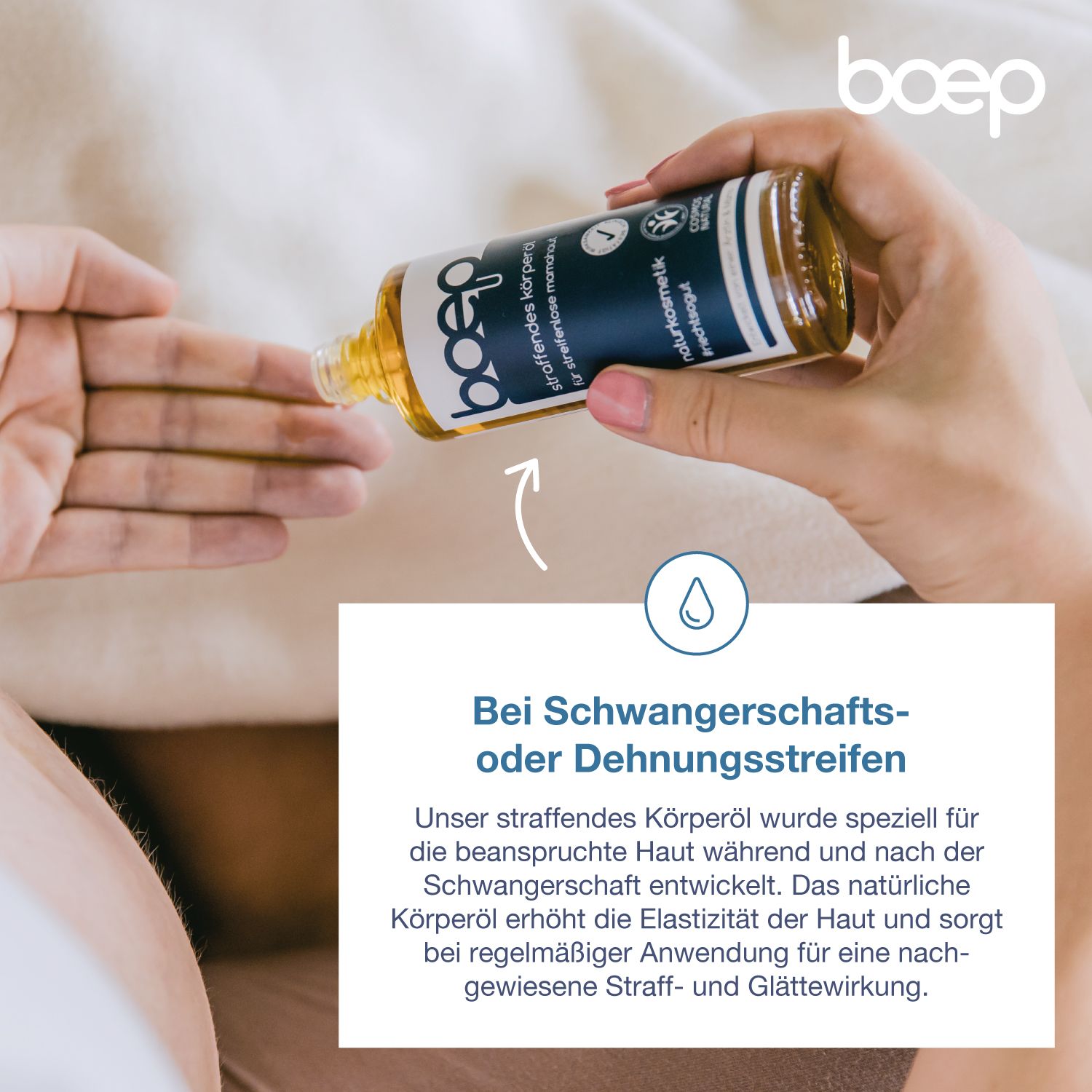 Hand tropft goldenes Körperöl aus einer Flasche in die Handfläche.