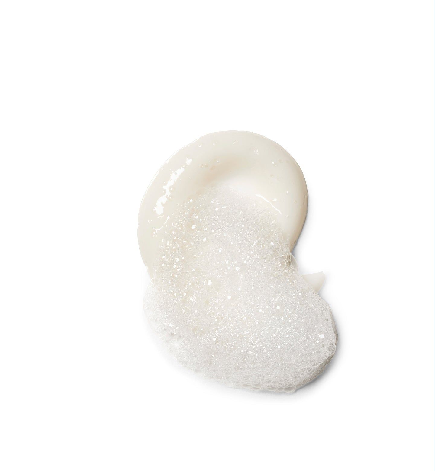 Weißliche, cremige Substanz mit kleinen Partikeln. Auf weißem Hintergrund.