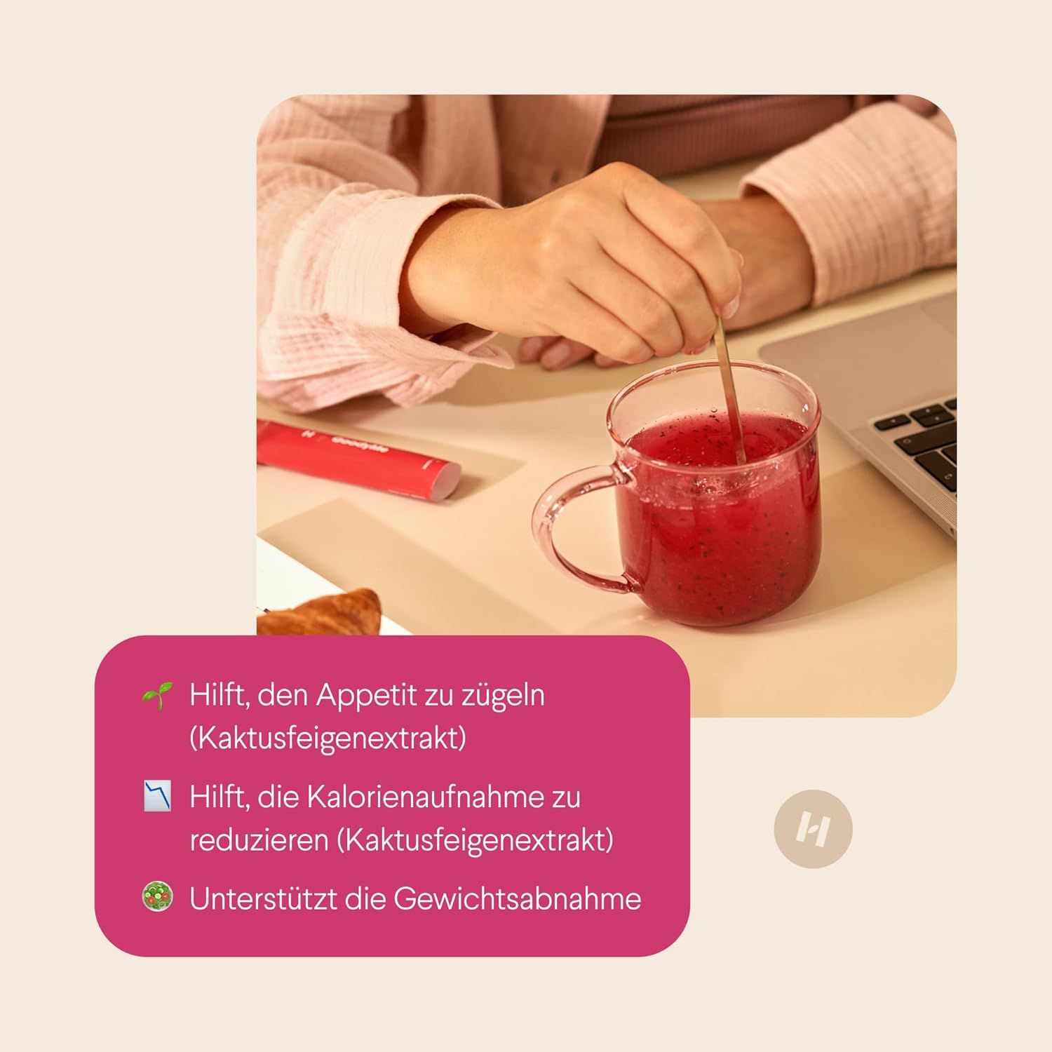Person rührt Getränk in Glas. Roter Beutel liegt daneben. Text: Hilft, den Appetit zu zügeln, Kalorienaufnahme zu reduzieren, unterstützt Gewichtsabnahme.