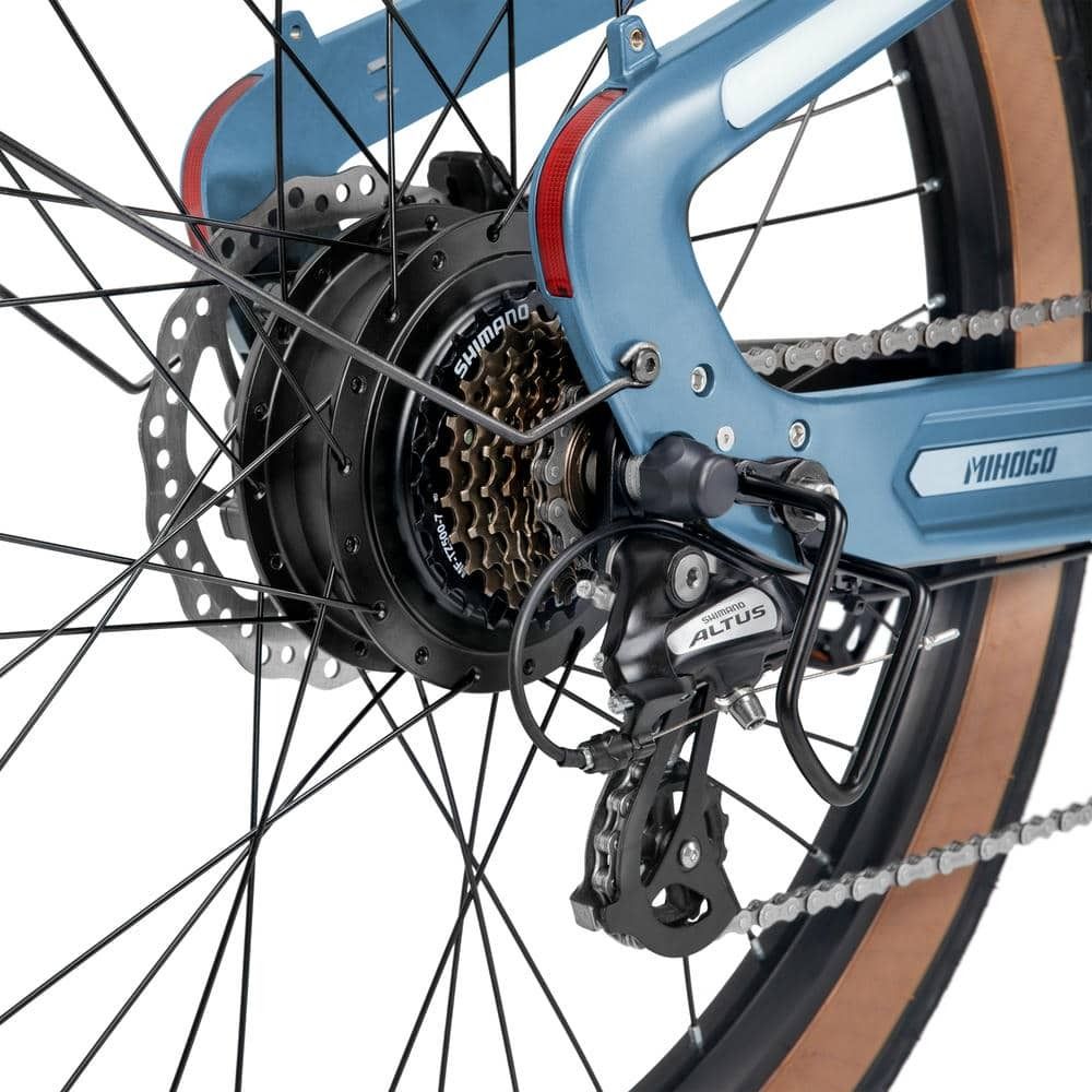 E-Bike-Hinterrad mit Shimano-Getriebe und Scheibenbremse. Schwarze Komponenten und Speichen.