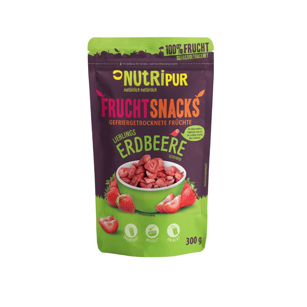 Beutel mit gefriergetrockneten Erdbeeren. Aufschrift: NutriPur, Frucht Snacks, Erdbeere. Grün-lila Verpackung. 300g.