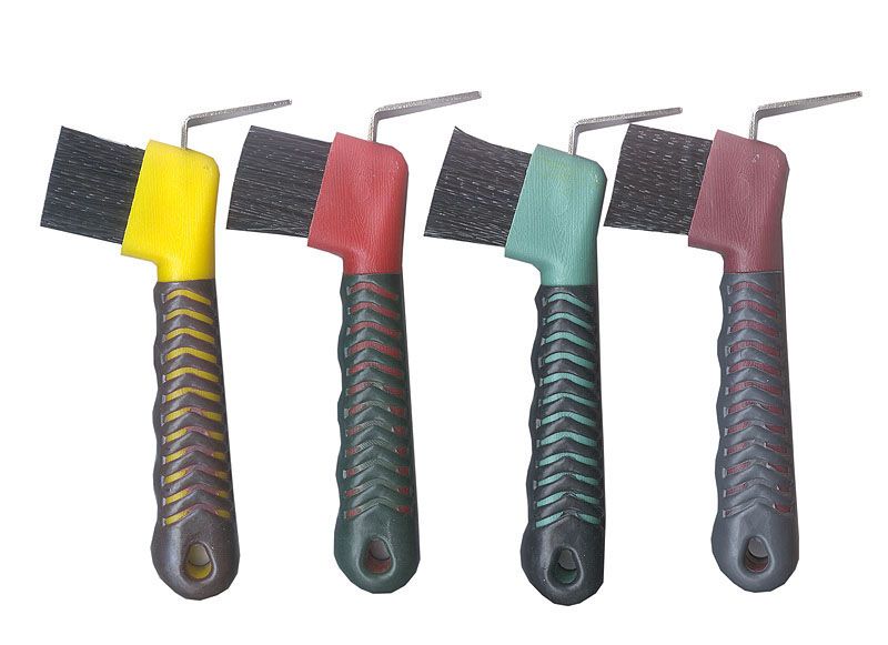 Vier Hufpick mit farbigen Griffen. Gelb, rot, grün und weinrot. Schwarze Borsten und Metallhaken.