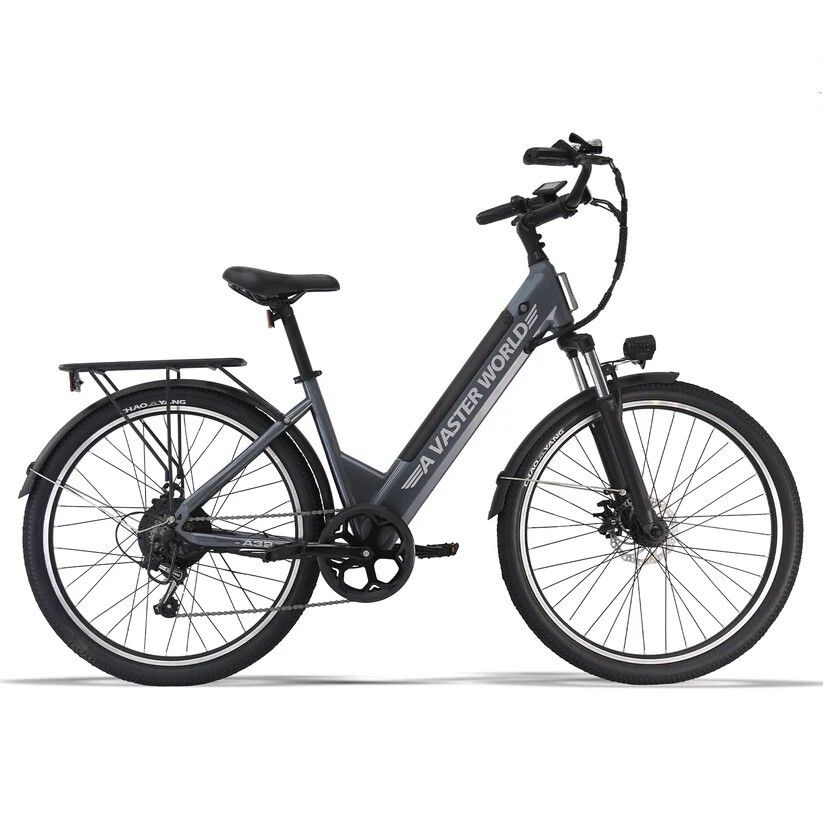 Graues Elektrofahrrad mit schwarzem Rahmen, Gepäckträger und Schutzblechen.  Scheibenbremsen, Vorder- und Rücklicht.