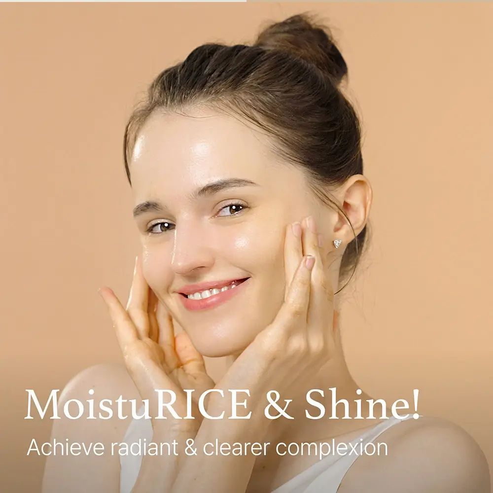 Frau mit Händen im Gesicht. Text: "MoistuRICE & Shine!" und "Achieve radiant & clearer complexion".