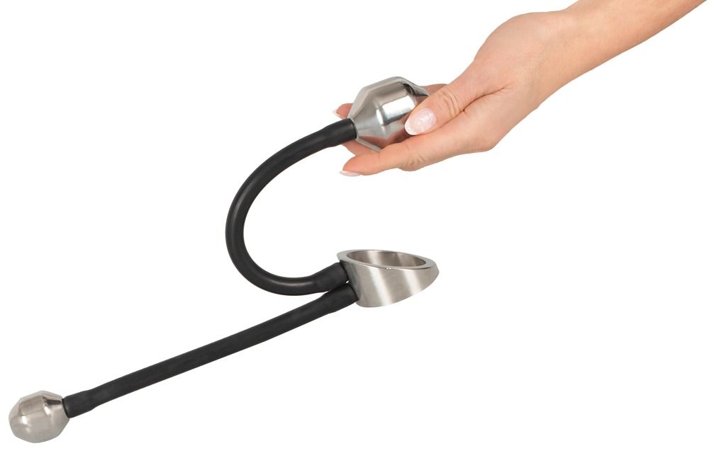 Produkt mit Metallring, zwei schwarzen Strängen und zwei metallischen Gewichten. Eine Hand hält ein Gewicht.