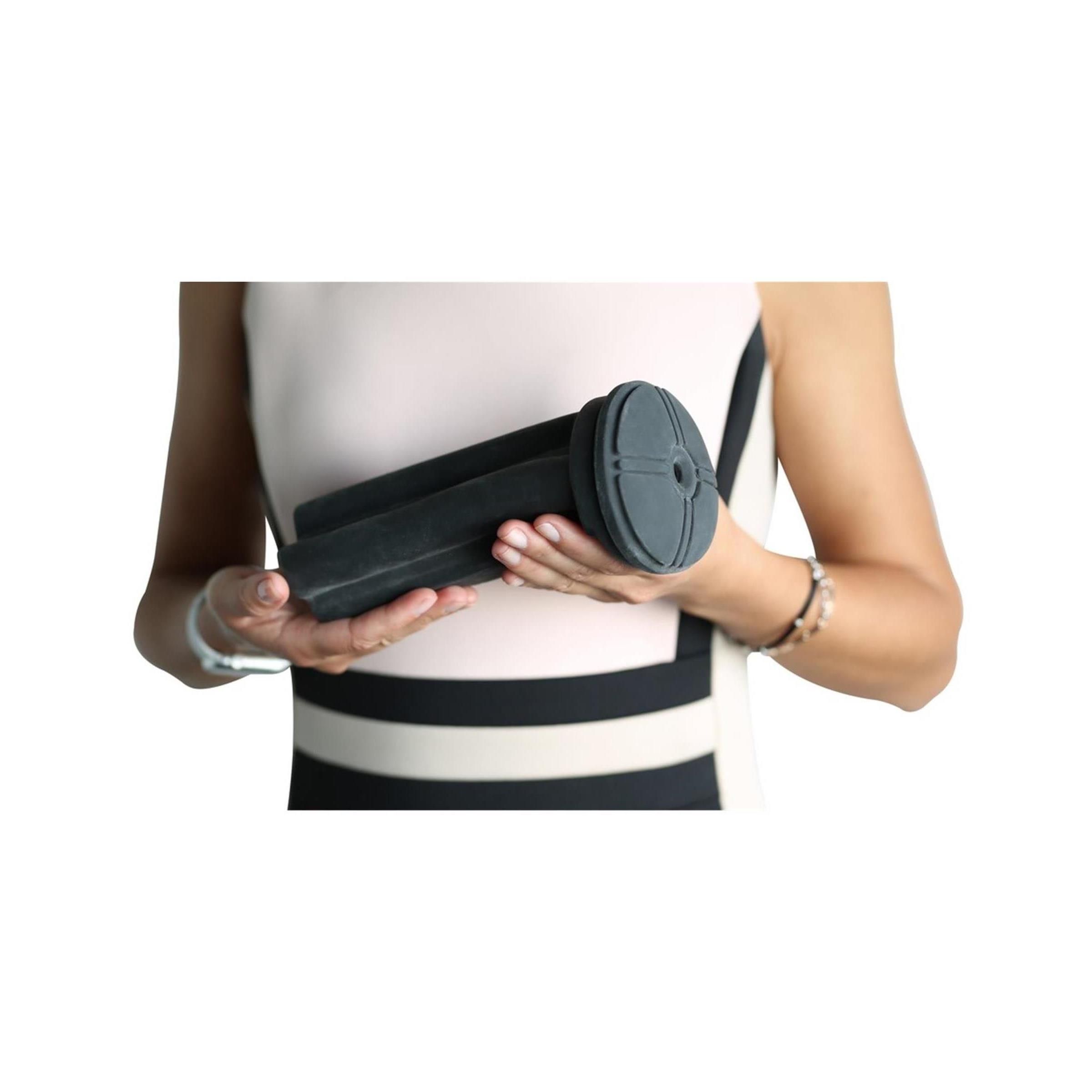 Person hält den Titan Anal Sleeve in den Händen, zeigt das Produkt.