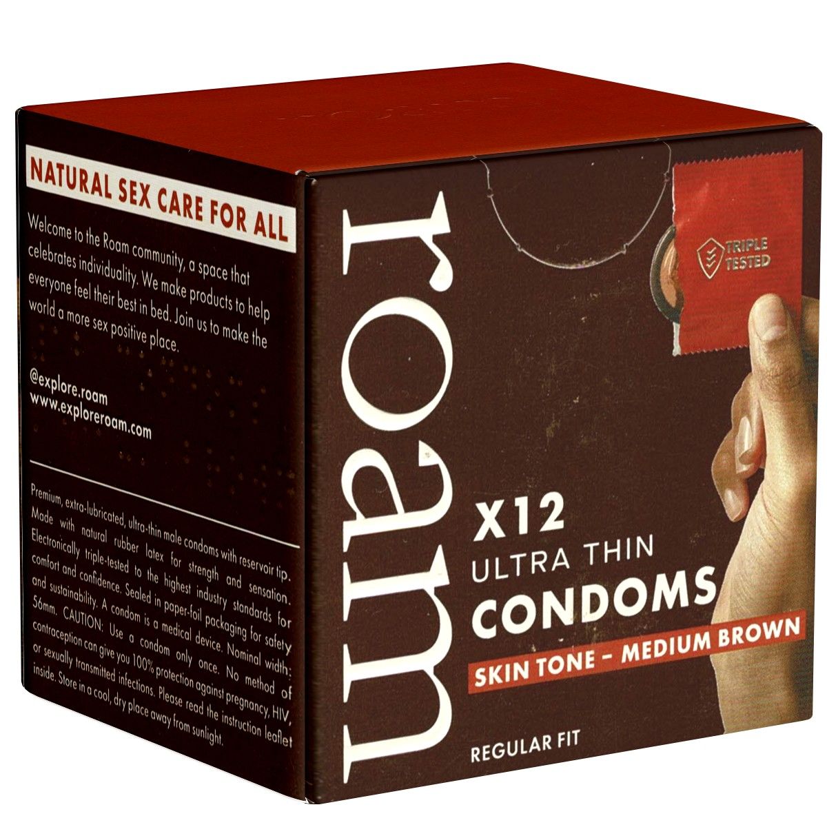 Braune ROAM-Box mit Kondomen. Aufschrift: X12 Ultra Thin Condoms, Skin Tone - Medium Brown. Eine Hand hält ein Kondom.