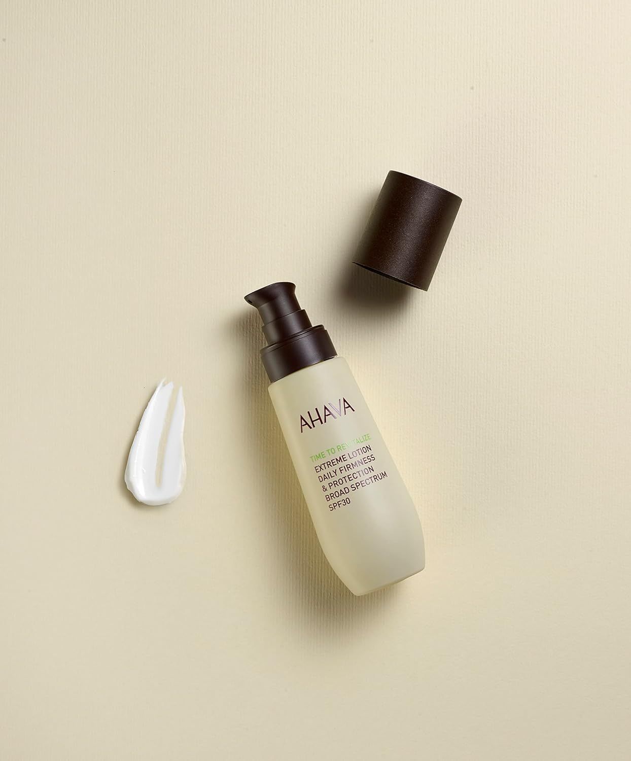 Ahava T.T.R. Extreme Lotion SPF30, geöffneter Pumpspender, daneben eine weiße Lotionprobe.