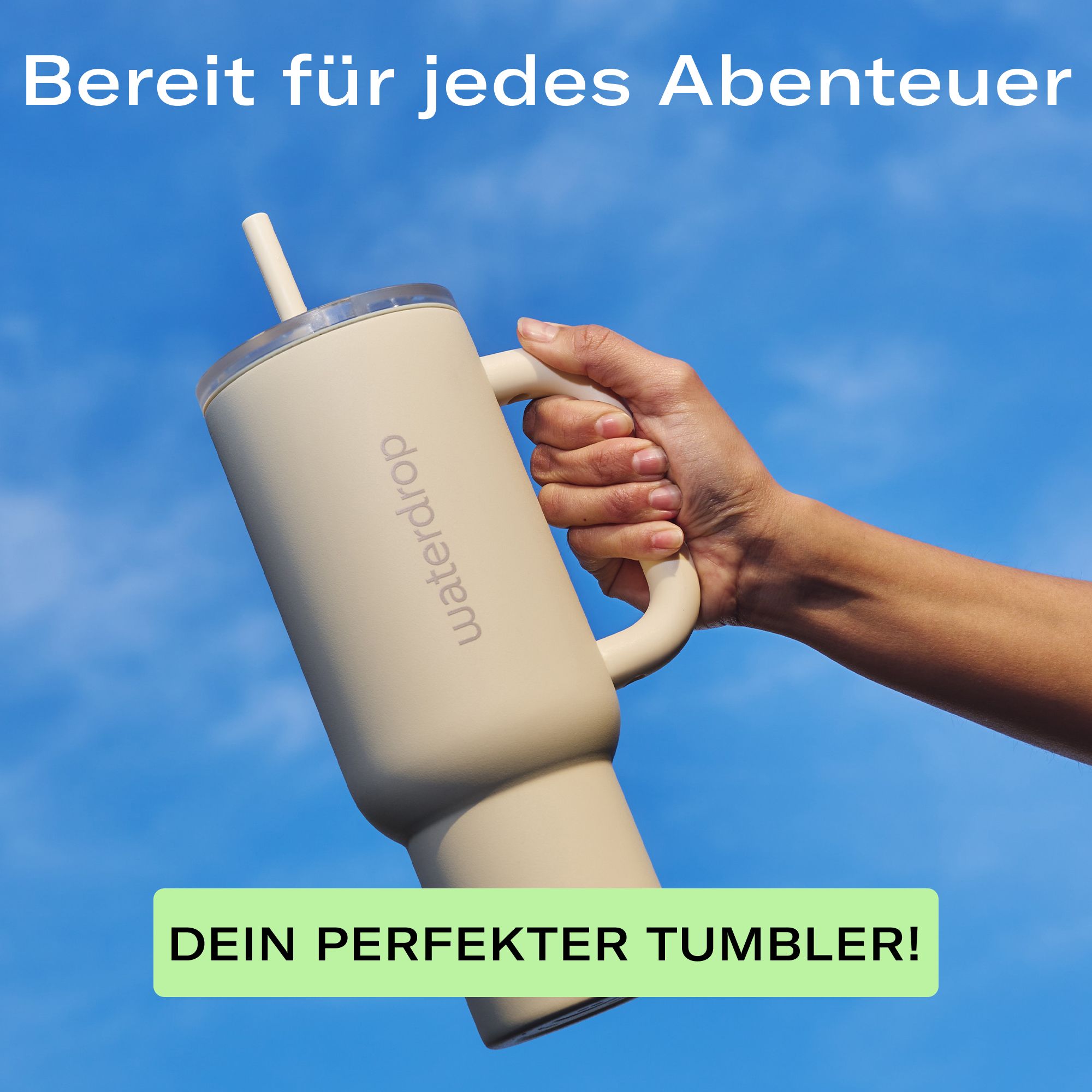 Hand hält einen off-white Thermobecher XL mit Henkel und Strohhalm.