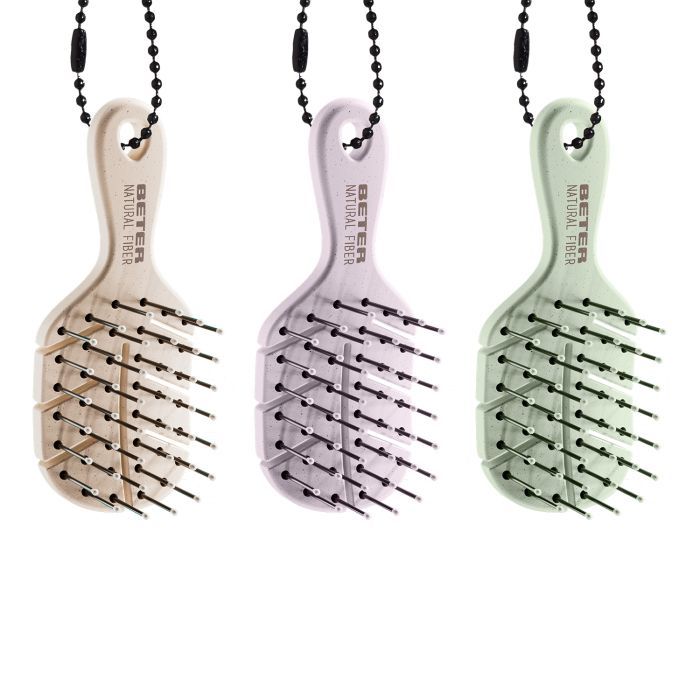 Drei kleine Haarbürsten in Beige, Lila und Grün. Jede Bürste hat einen Griff, Borsten und eine Kette.