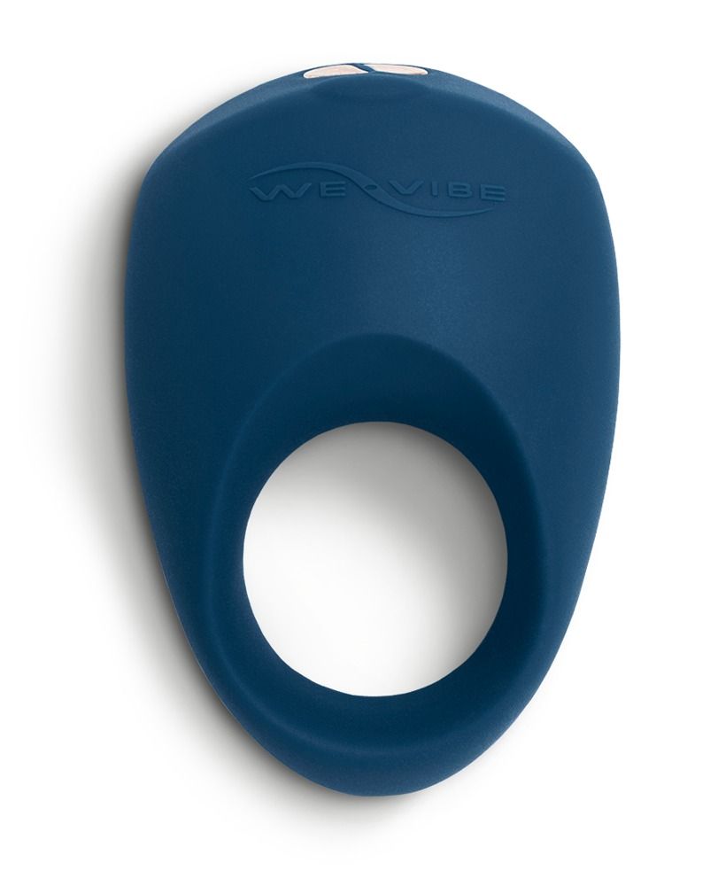 Blauer We-Vibe Pivot Penisring. Ringförmiges Design mit Bedienknopf. Marke We-Vibe sichtbar.