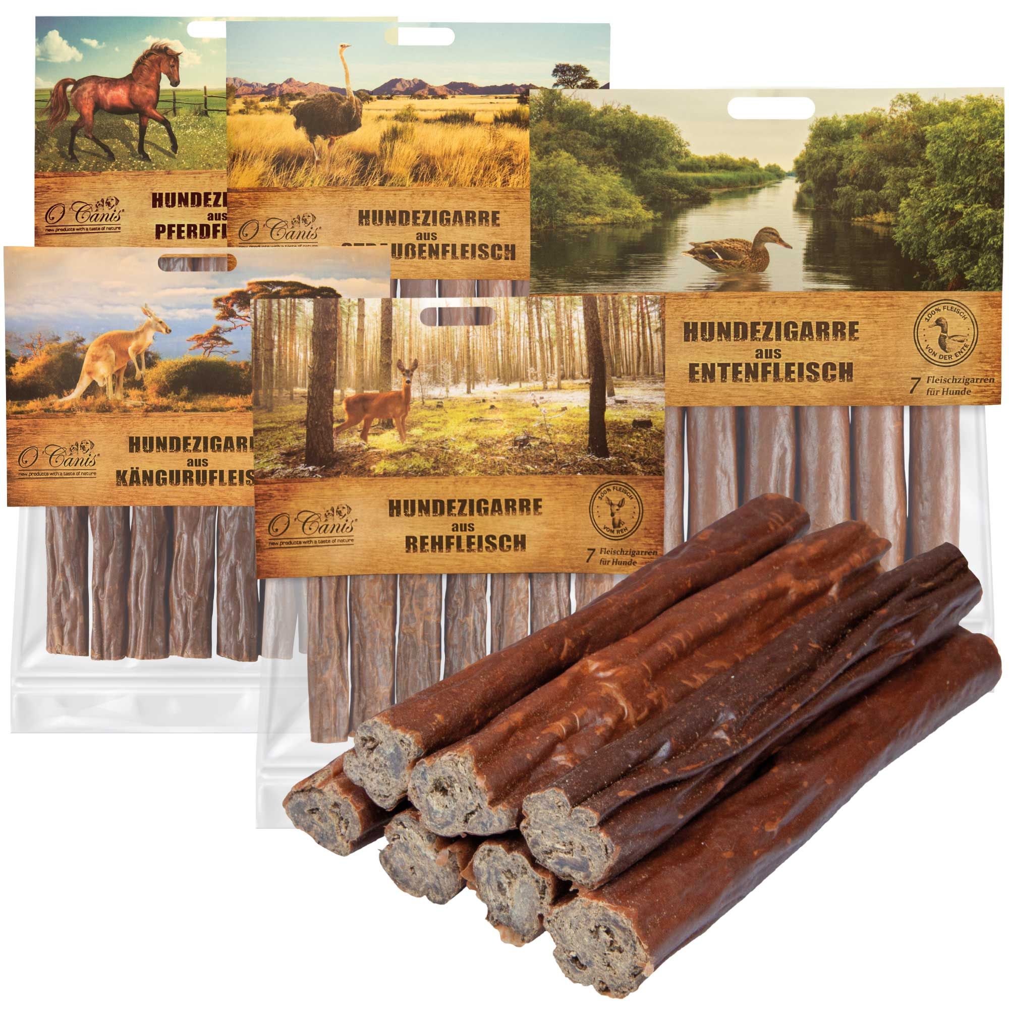 Mehrere Packungen Hundezigarren mit verschiedenen Fleischsorten. Gezeigt sind Packungen mit Rehfleisch, Pferdefleisch, Straußenfleisch und Entenfleisch.