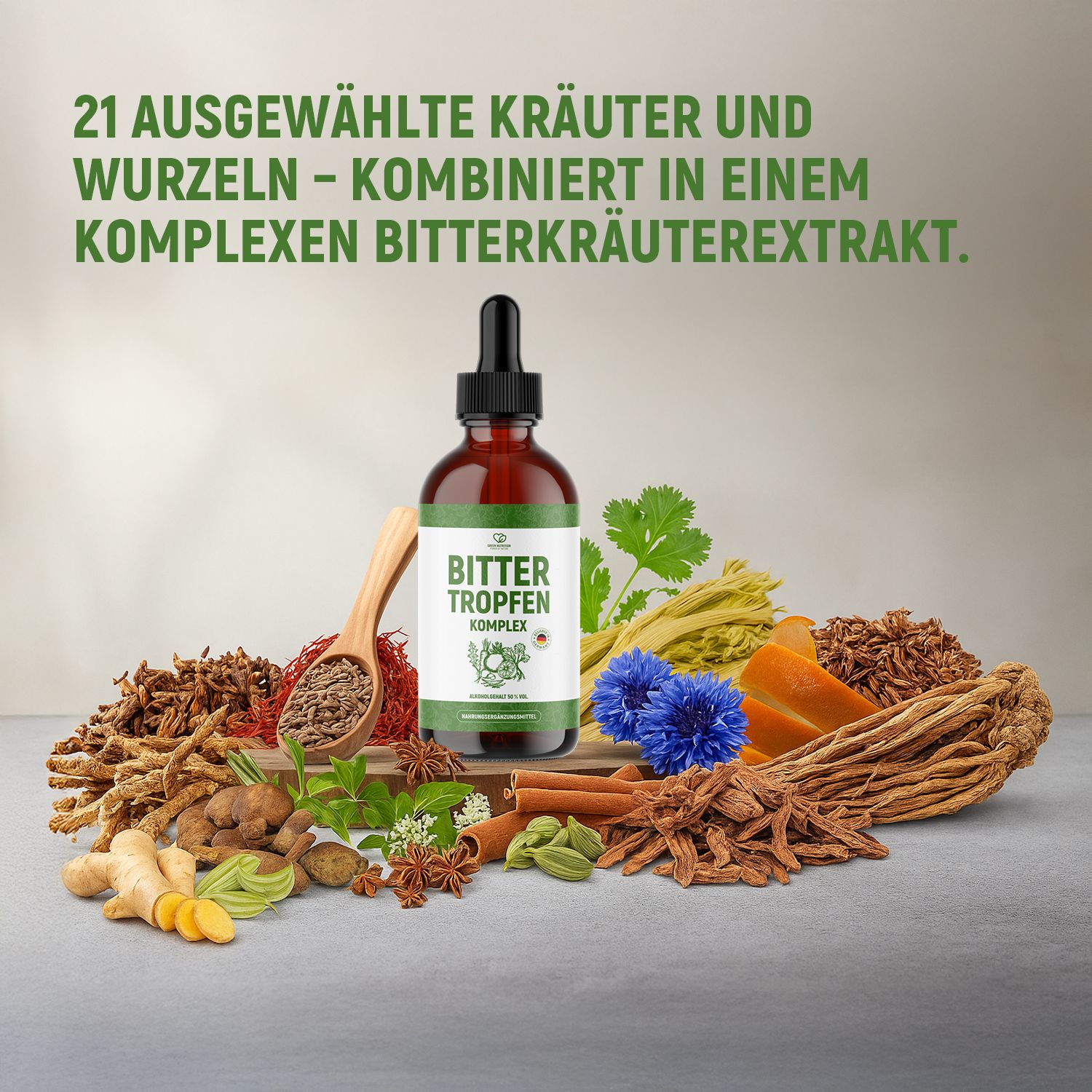 Flasche Bitter Tropfen Komplex umgeben von Kräutern und Wurzeln. Aufschrift: 21 ausgewählte Kräuter und Wurzeln. Alkoholgehalt 50% Vol.