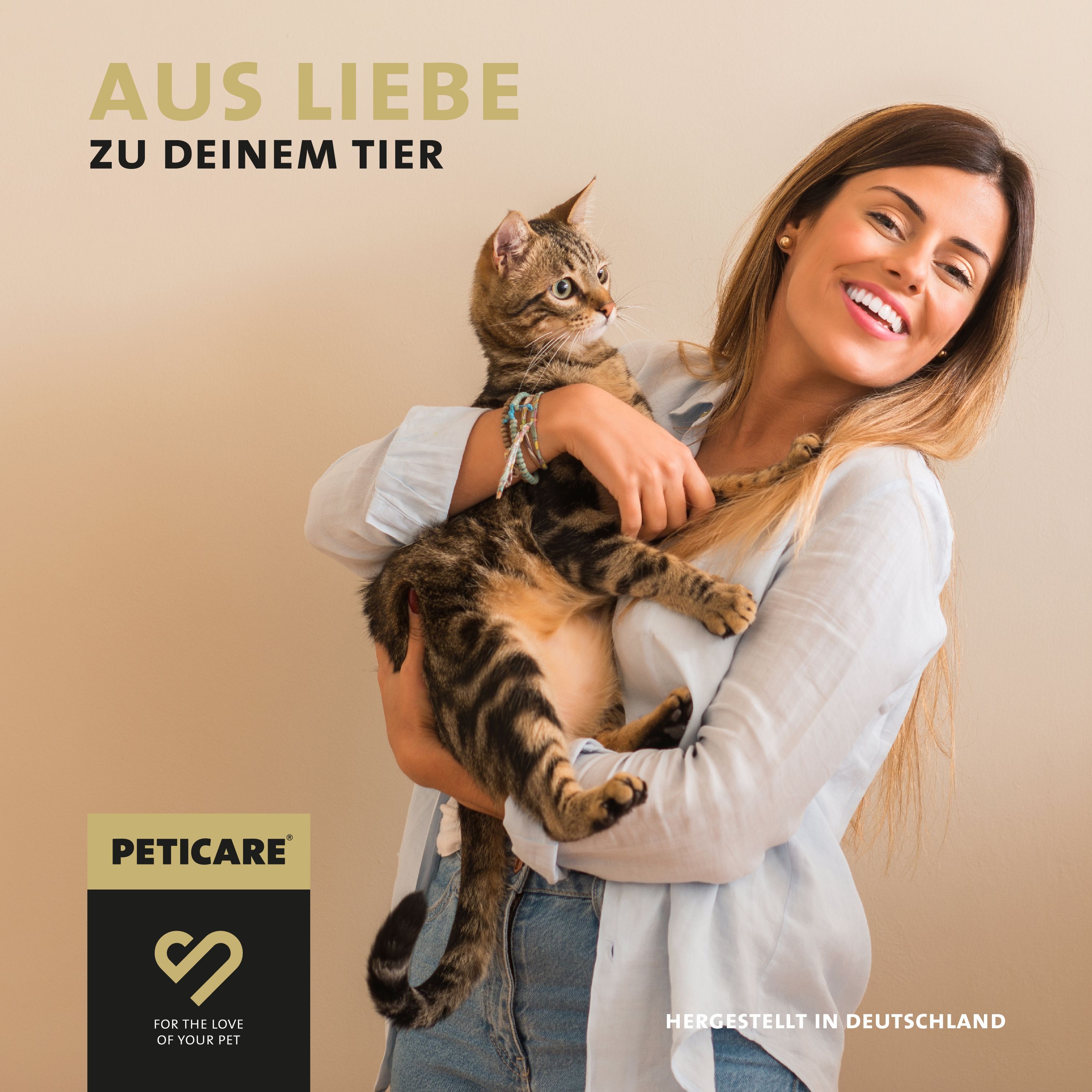 Frau hält Katze. Peticare Logo. Text: Aus Liebe zu deinem Tier. Hergestellt in Deutschland.
