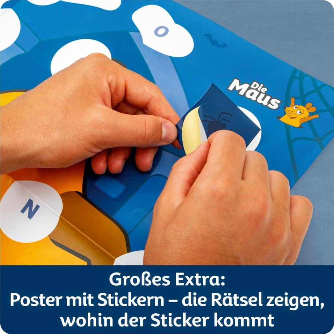 Hände kleben Aufkleber auf blaues Poster. Aufkleber mit Buchstaben und Formen. Text: Großes Extra: Poster mit Stickern.