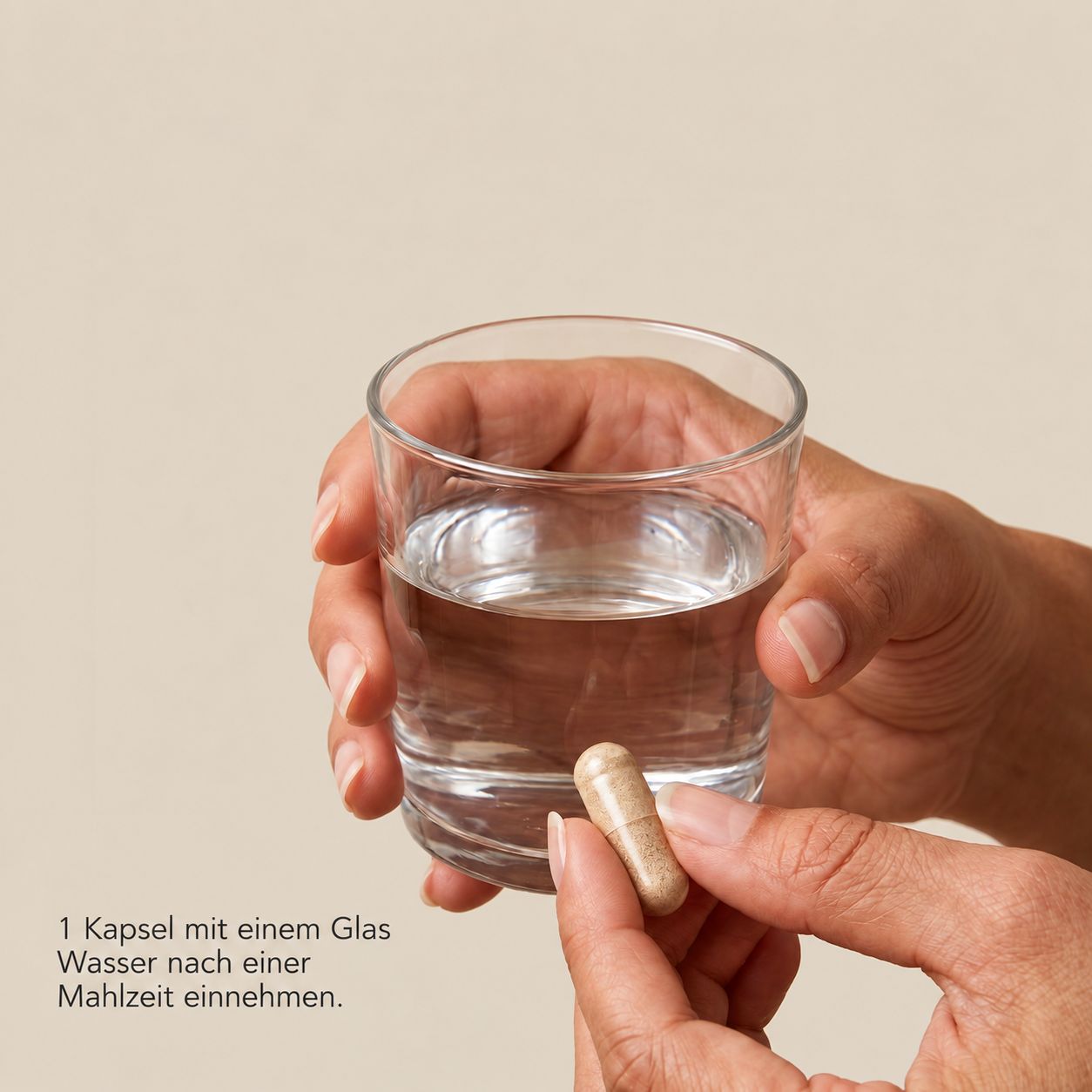 Hand hält Kapsel und Glas Wasser nach dem Essen.