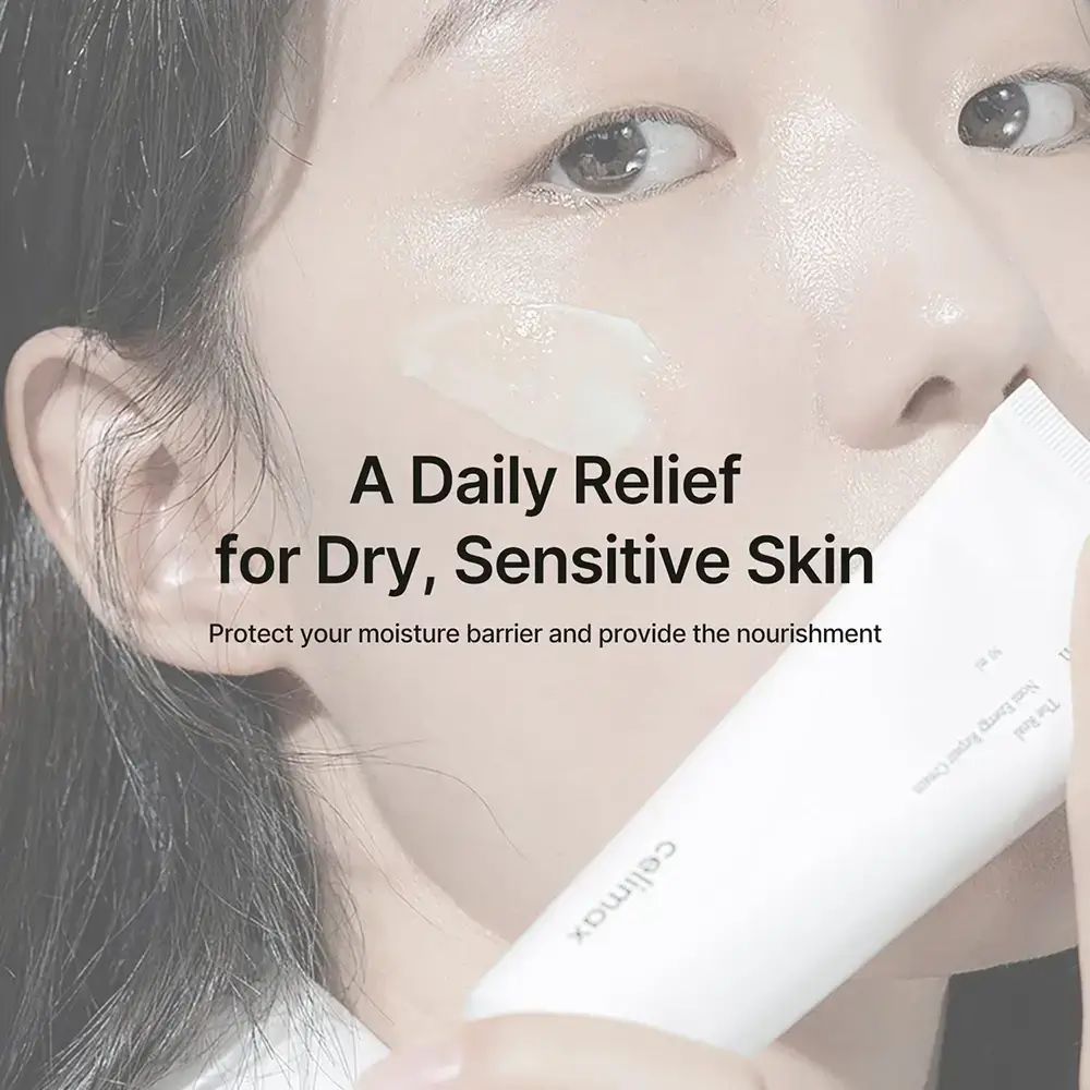 Nahaufnahme einer Person, die Creme aufträgt. Text: A Daily Relief for Dry, Sensitive Skin. Marke und Produktname sichtbar.