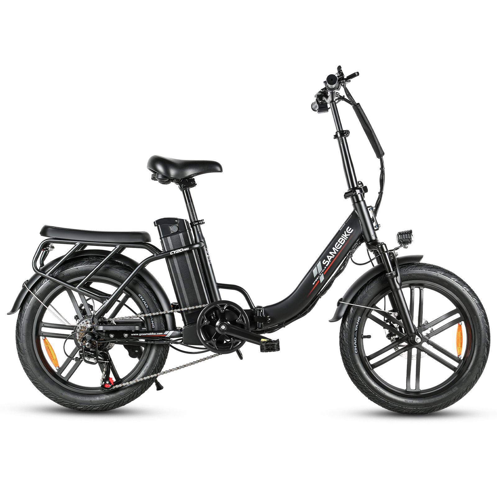 Schwarzes Elektrofahrrad. Gepäckträger, Kotflügel, Scheinwerfer und Akku sind sichtbar. Marke: SAMEBIKE.