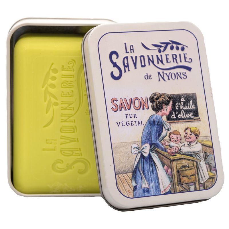 Geöffnete Metallbox mit Seife. "La Savonnerie de Nyons" Aufdruck. Rechteckige, gelbe Seife sichtbar.