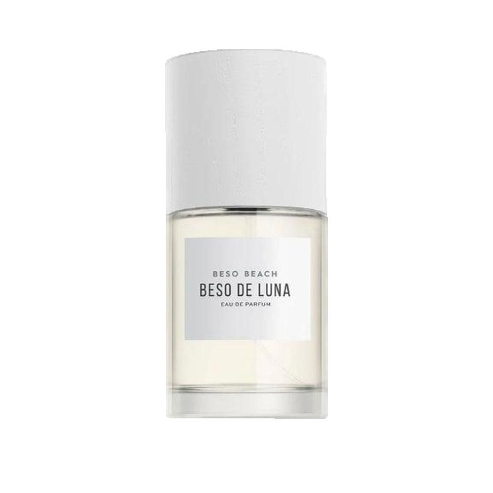Parfümflakon mit weißem Deckel und Etikett. Text: BESO BEACH, BESO DE LUNA, Eau de Parfum.