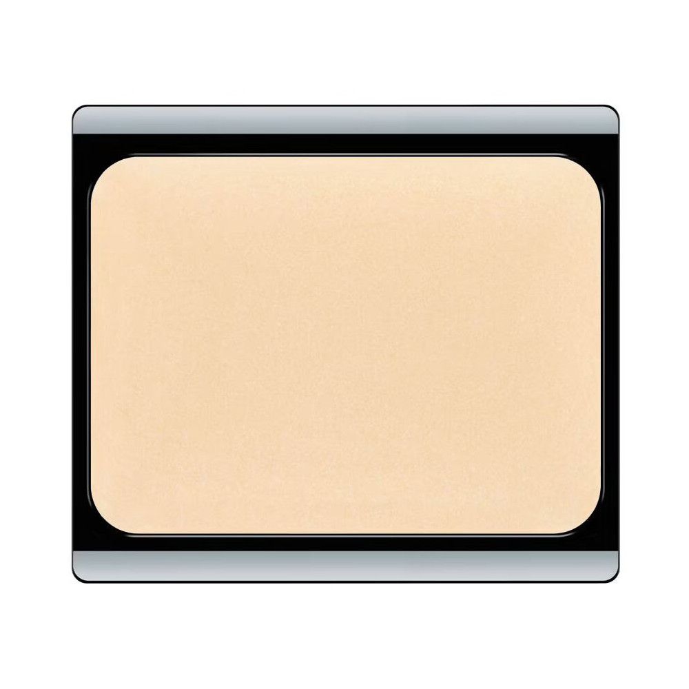 Kompakt-Make-up in schwarzem Behälter. Rechteckige Form mit abgerundeten Ecken. Helle, cremefarbene Textur.