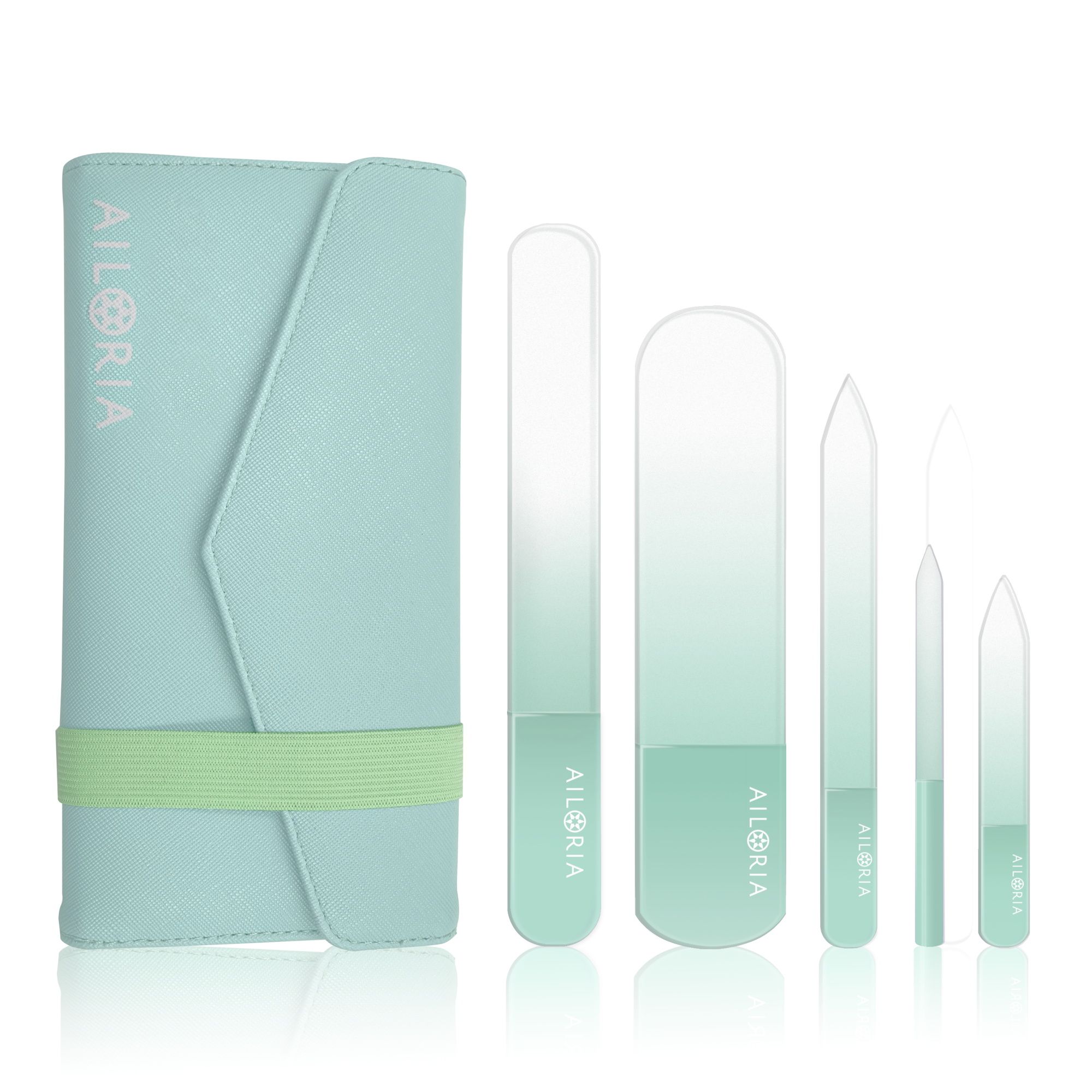 Set mit Glasnagelfeilen und Etui. Etui hellblau mit Gummiband. Feilen in verschiedenen Formen und Größen, Farbverlauf von Grün zu Klar.