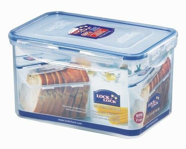 Transparente Frischhaltedose mit blauem Deckel und Verschluss. Enthält Brot und eine Flasche. Aufschrift: Lock & Lock.