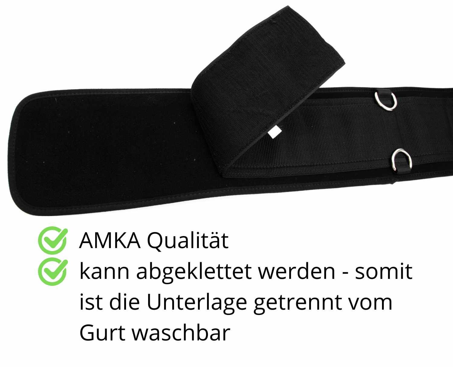 Schwarzer Sattelgurt mit abnehmbarer Unterlage. Text: AMKA Qualität, Unterlage waschbar.