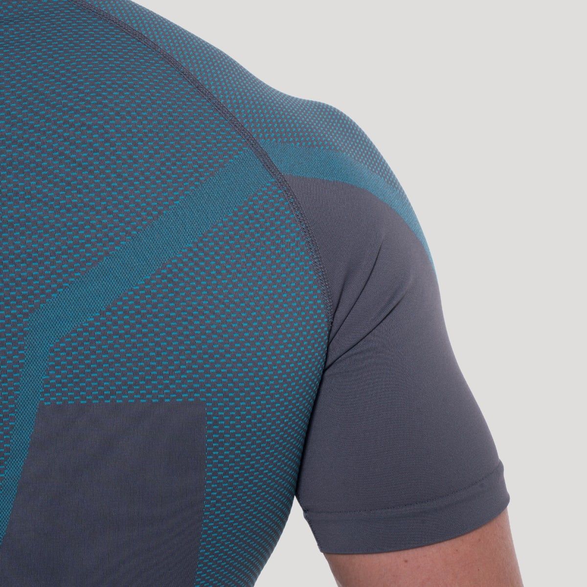 Detail der Schulterpartie des T-Shirts mit Struktur.