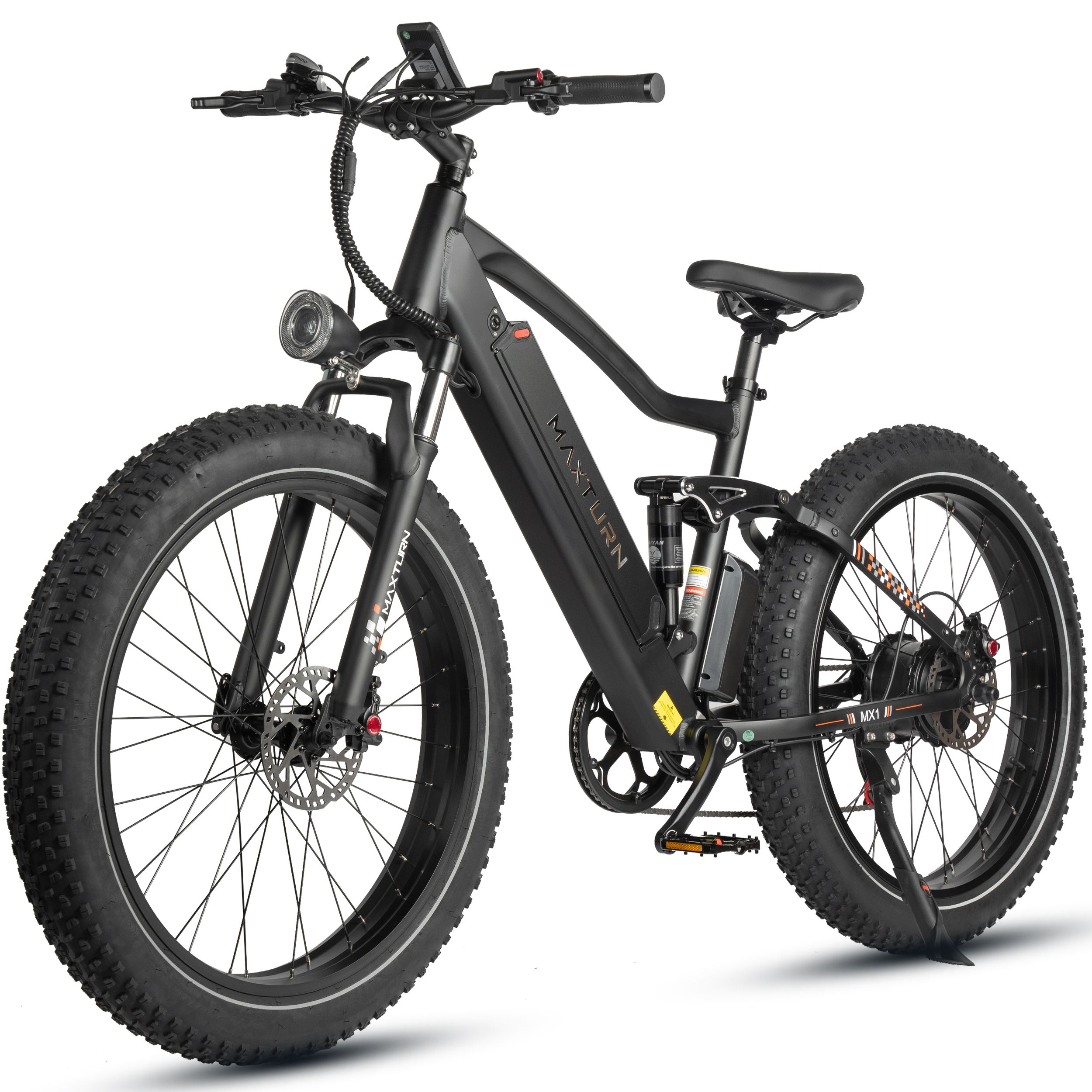 Schwarzes Elektrofahrrad mit breiten Reifen. Sichtbar: MAXTURN-Logo, Scheinwerfer, Federung, Display.