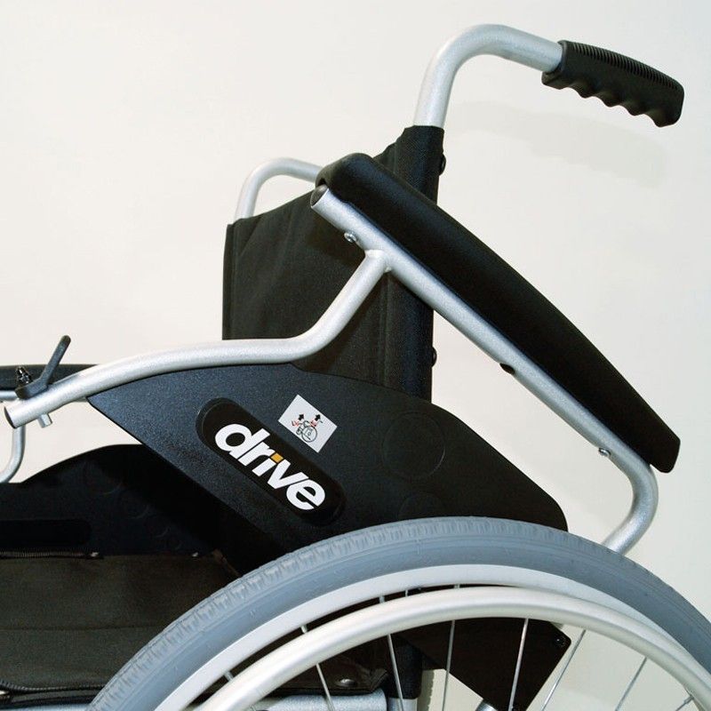 Detailansicht des Rollstuhls. Schwarze Rückenlehne mit Drive-Logo. Grauer Rahmen und Rad.