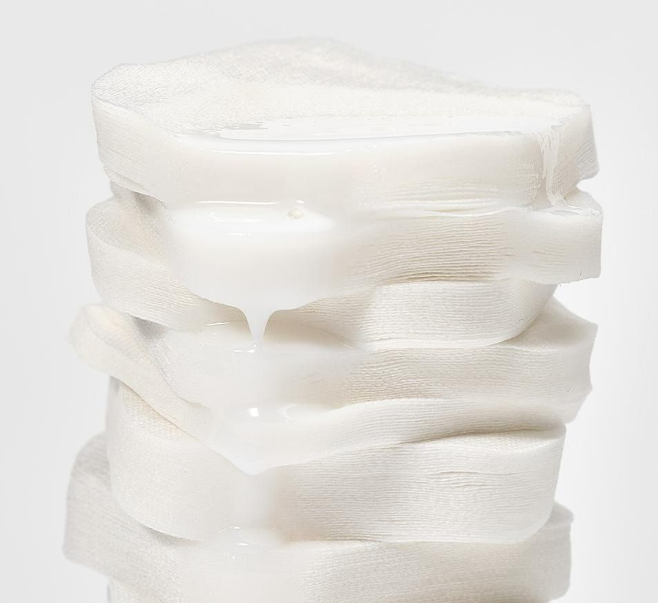 Gestapelte Pads mit Serum. Pads mit Serum benetzt. Nahaufnahme der Pads.