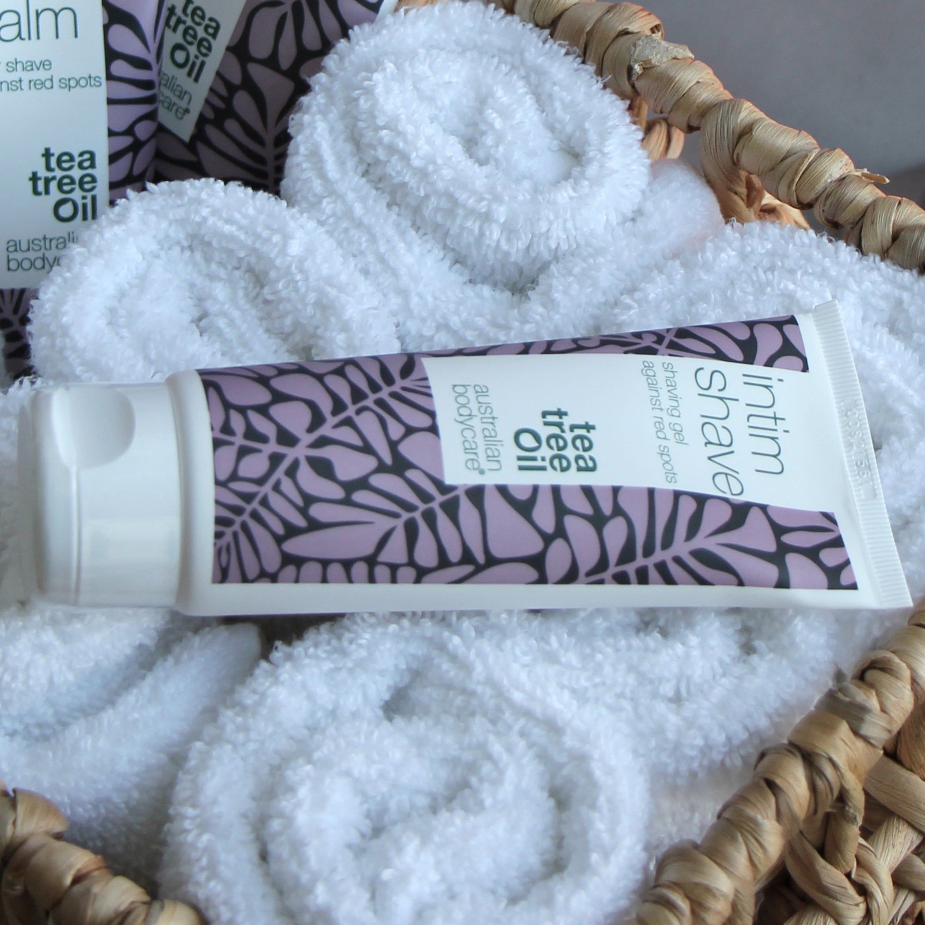 Tube Rasiergel in Korb mit Handtüchern. Aufschrift: Intim Shave, Tea Tree Oil, Australian Bodycare.