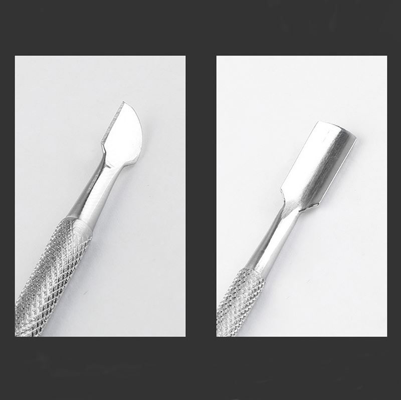 Zwei Nahaufnahmen eines Nagelhautschiebers. Ein Ende mit spitzer, gebogener Klinge, das andere flach und rechteckig.