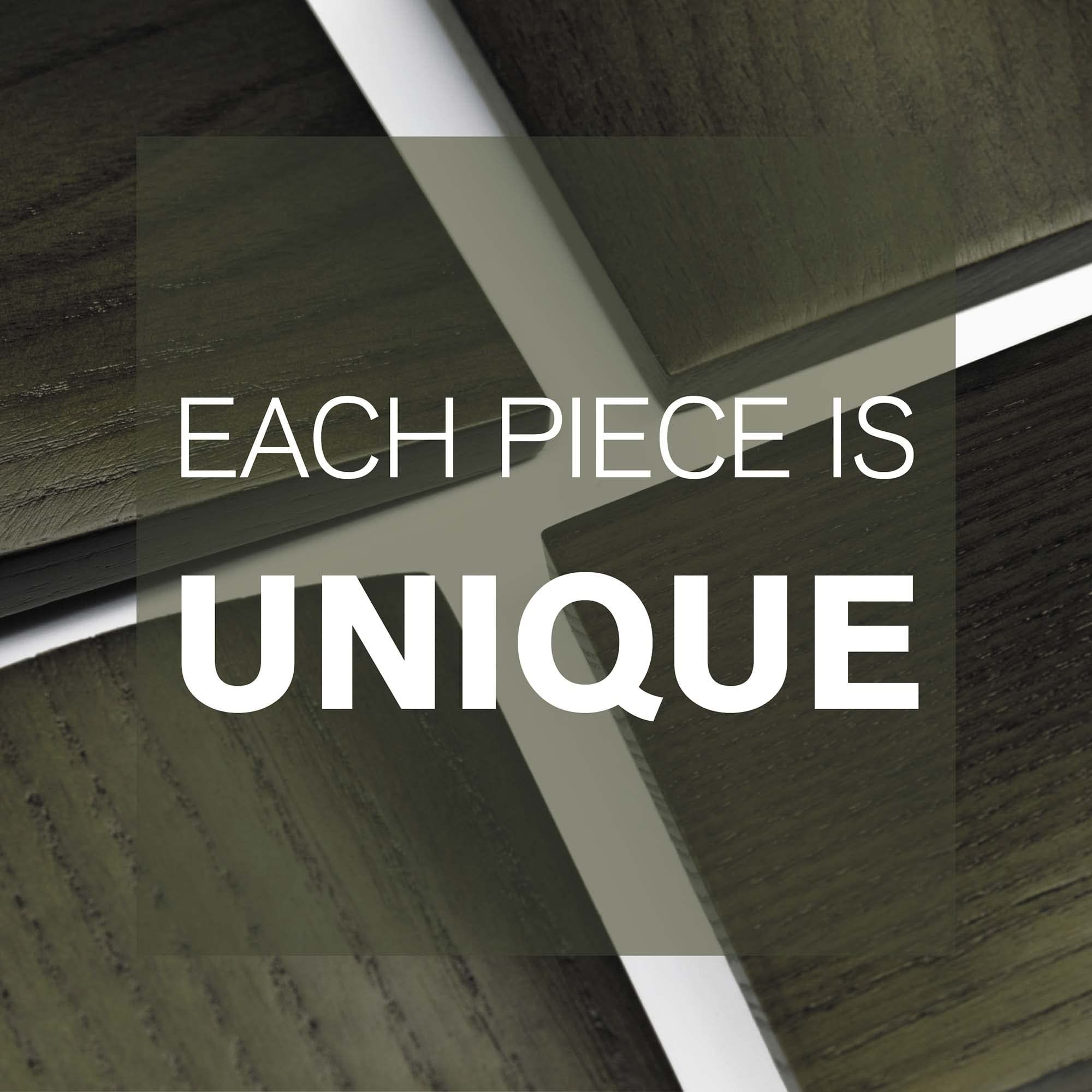 Quadratische Holzstücke. Aufschrift: EACH PIECE IS UNIQUE.