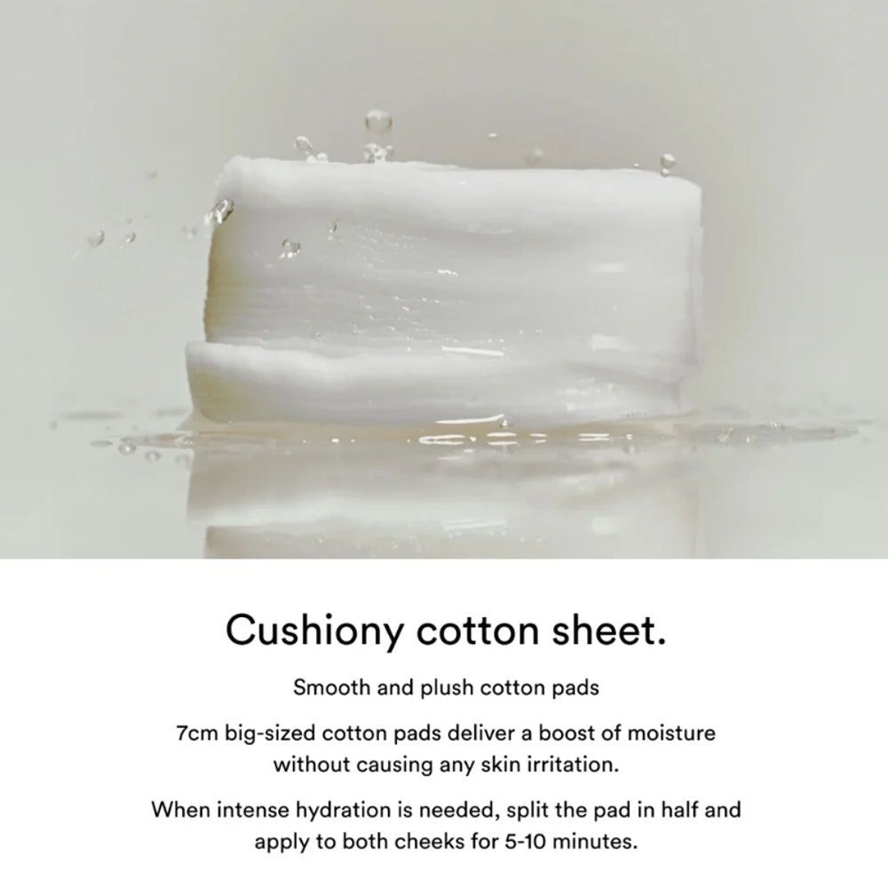 Quadratischer, weißer Wattepad, umgeben von Wasser. Text: „Cushiony cotton sheet.“