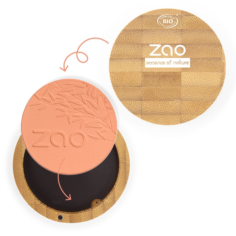 Runder, offener ZAO-Blush-Compact. Deckel mit Logo und Pflanzenmuster. Holzoptik. Blush in Pfirsichtönen. Bio-Zertifizierung.