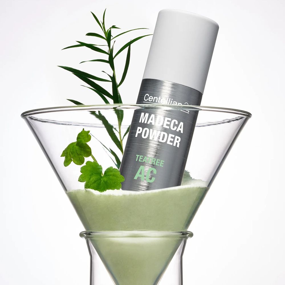 Centellian24 Madeca Powder TeaTree AC Flasche in einem Glas mit Pulver und Pflanzen.