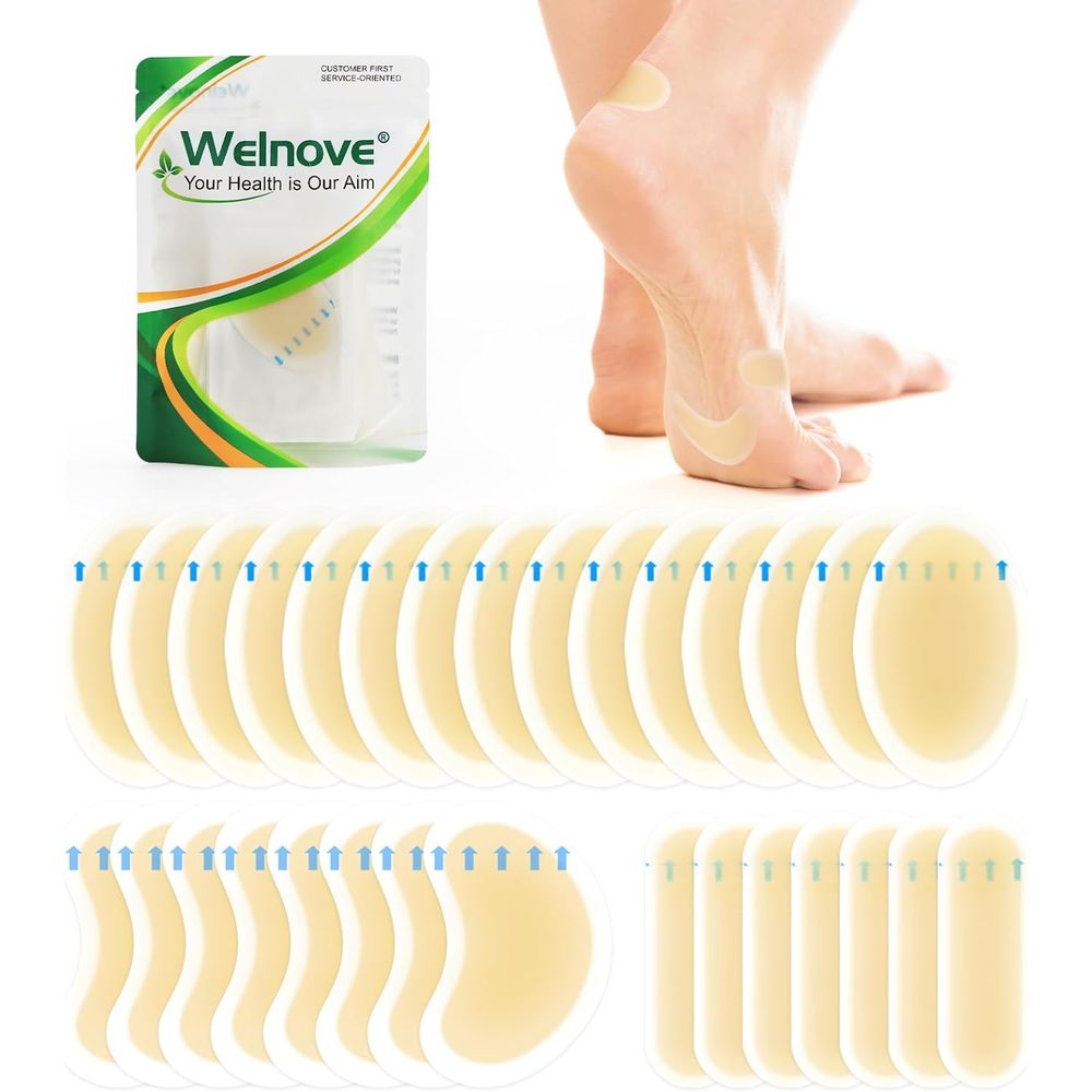 Fußpflaster-Packung und einzelne Pflaster in verschiedenen Formen, auf der Rückseite einer Person angewendet.