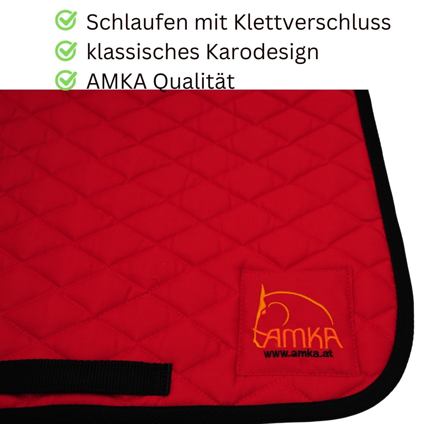 Rote Satteldecke mit Karomuster und Klettverschlüssen. AMKA Logo in der Ecke. Schwarzer Rand.