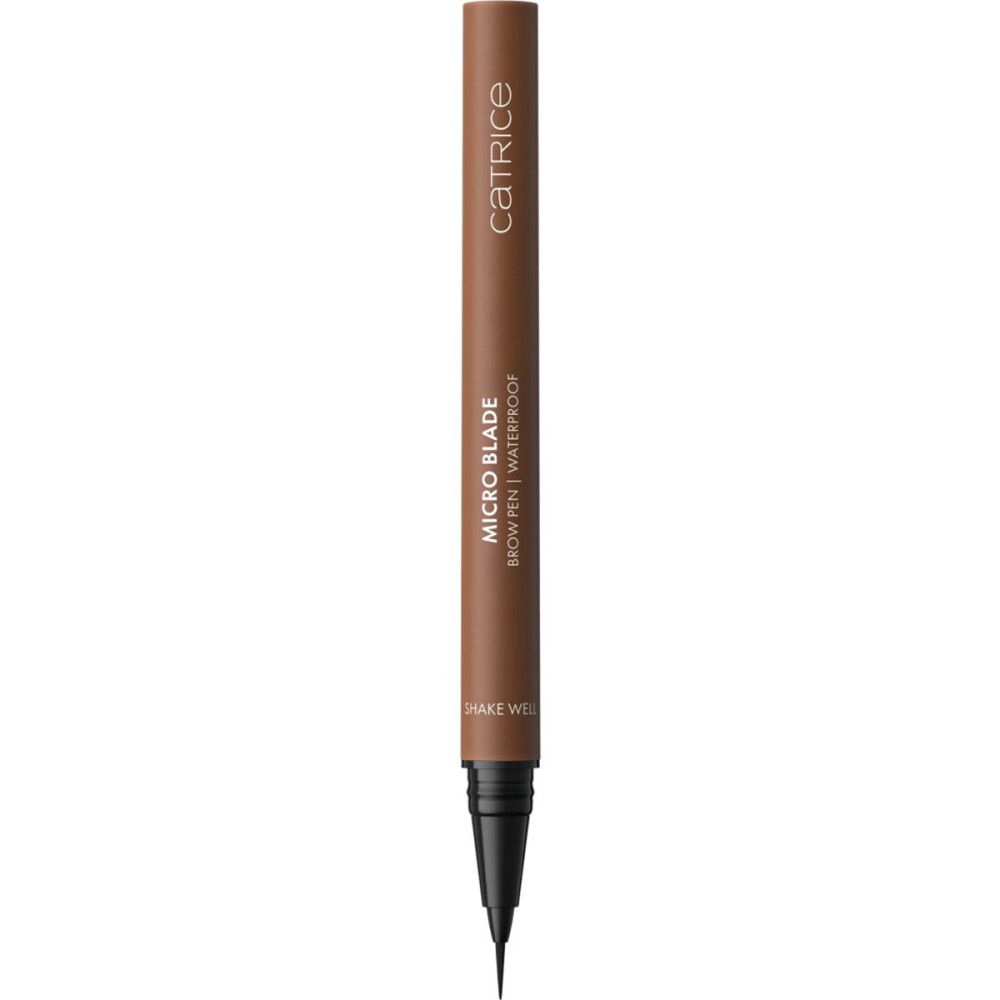 Brauner Stift mit schwarzer Spitze. Aufschrift: Catrice, Micro Blade Brow Pen | Waterproof.