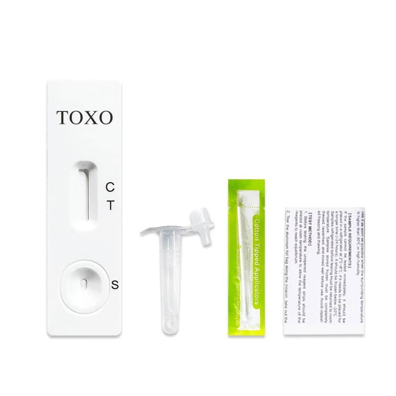 Ein Toxoplasma gondii Antigen-Schnelltest-Kit mit Testkassette, Probenröhrchen, Applikator und Anleitung.