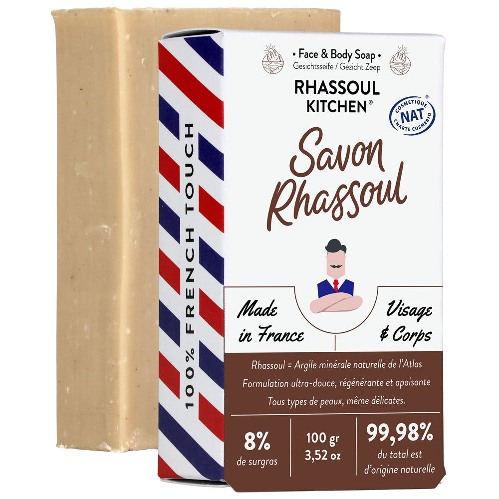 Verpackung und Seife. Auf der Verpackung steht "Rhassoul Kitchen" und "Savon Rhassoul".