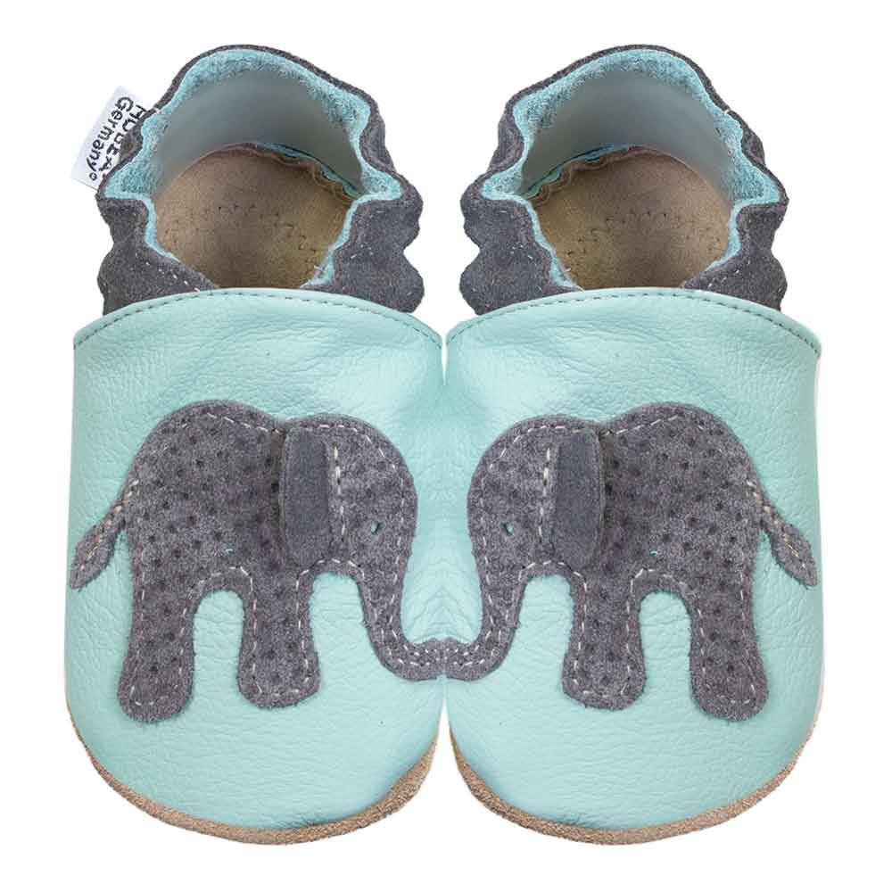 Hellblaue Babyschuhe mit Elefantenmotiv. Marke HOBEA-Germany. Leder. Grauer Elefant auf dem Schuh. Zwei Schuhe sind abgebildet.