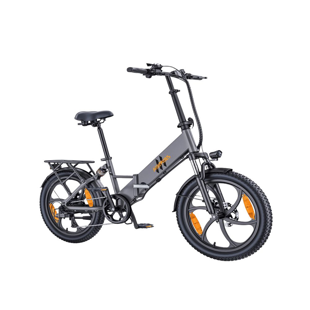 Graues Elektrofahrrad mit schwarzen Reifen, Gepäckträger, Sattel und Pedalen. Orangefarbene Reflektoren an den Rädern.