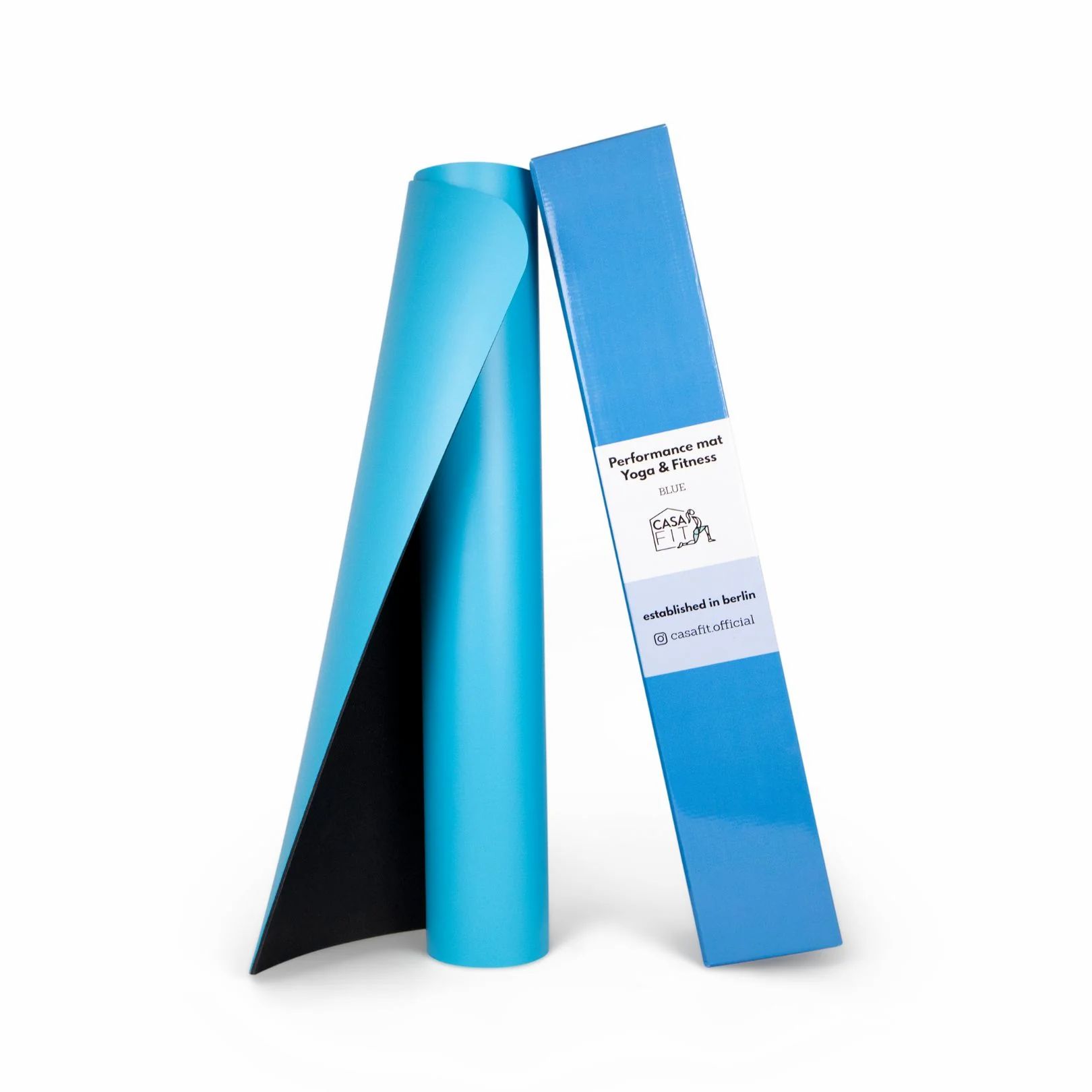 Blau gerollte Yogamatte mit Verpackung. Aufdruck: Performance Yoga & Fitness, CASA FIT.