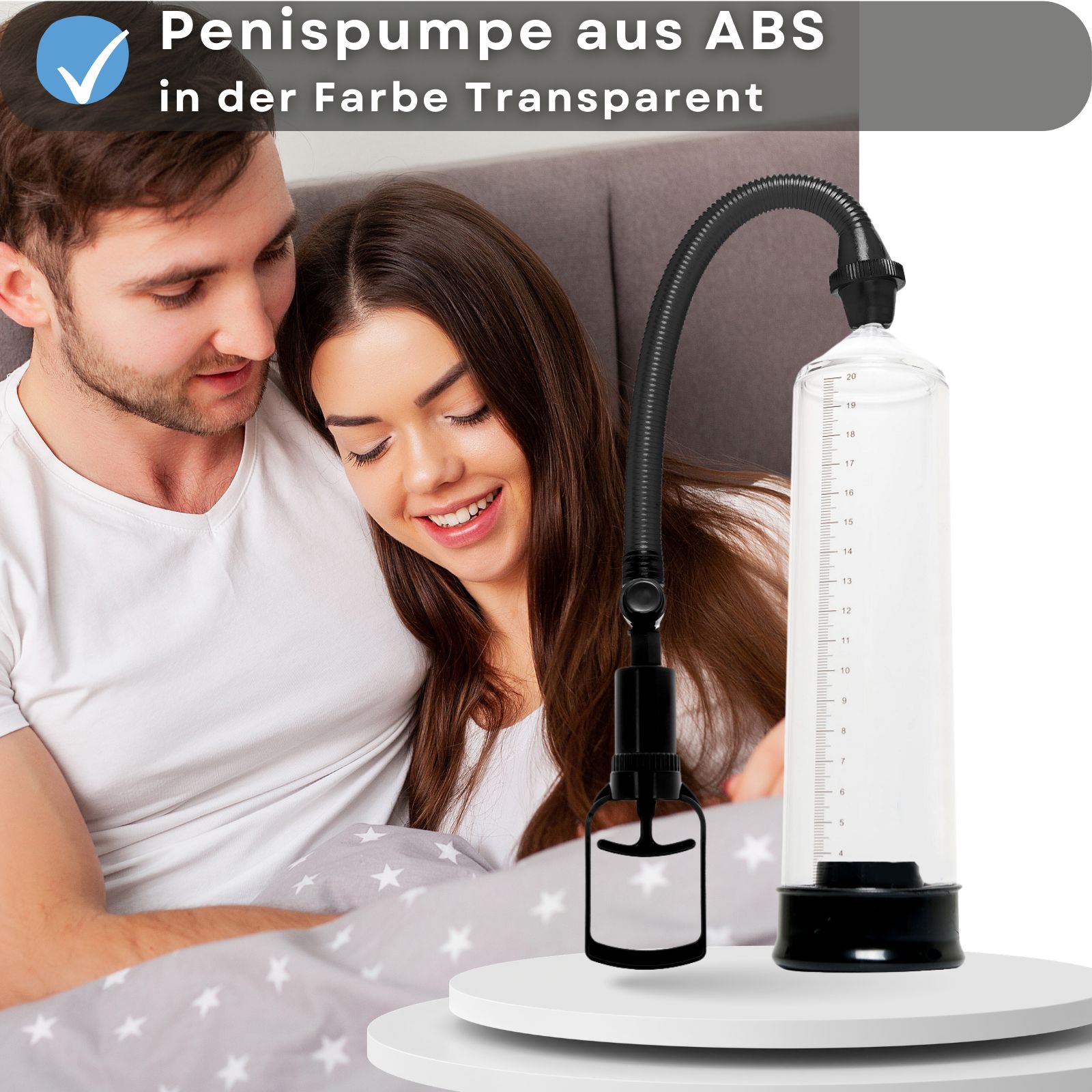 Penispumpe mit Pumpgriff. Transparentes Gehäuse, schwarze Basis und Schlauch. Paar im Bett.