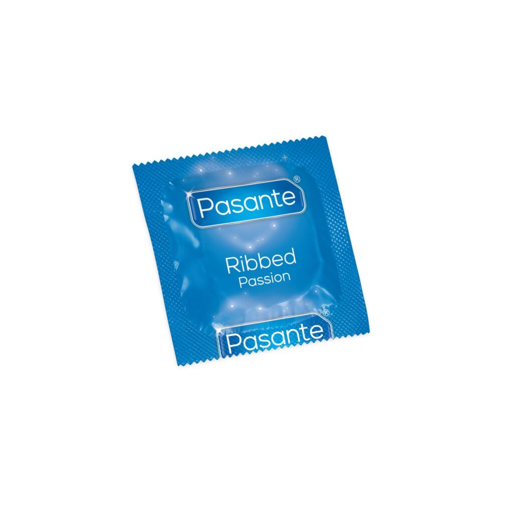 Blau verpacktes Kondom Pasante Ribbed Passion. Pasante Logo. Gerippte Oberfläche. Quadratische Verpackung.