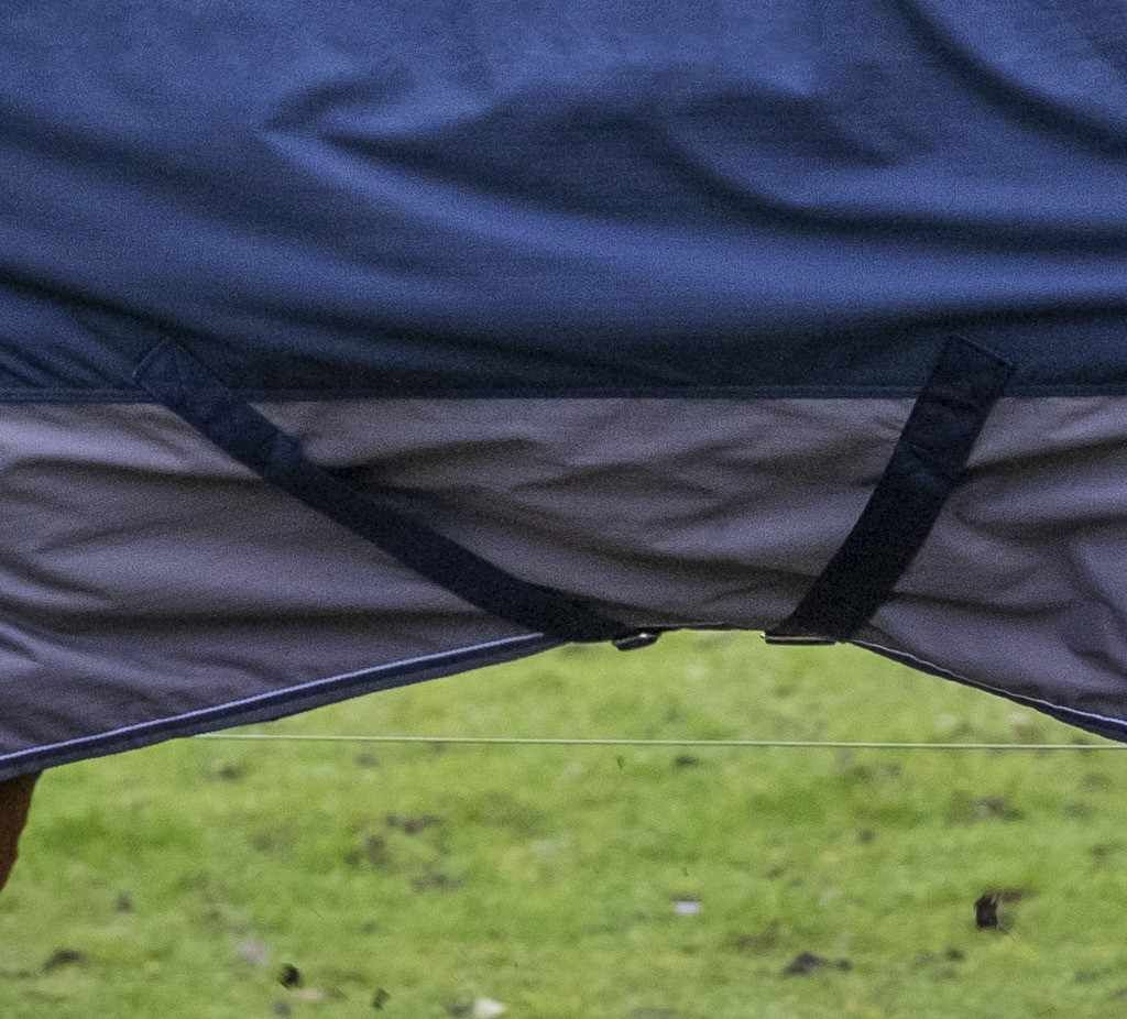 Detail der Befestigung einer blauen und grauen Outdoordecke. Schwarze Riemen.