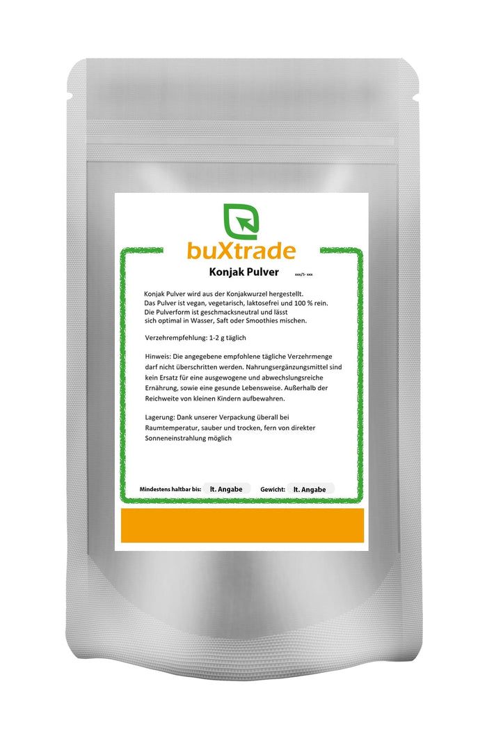 Beutel mit Konjak Pulver. Aufschrift: buXtrade, Konjak Pulver. Text in Grün auf weißem Hintergrund. Orangefarbener Streifen am unteren Rand.